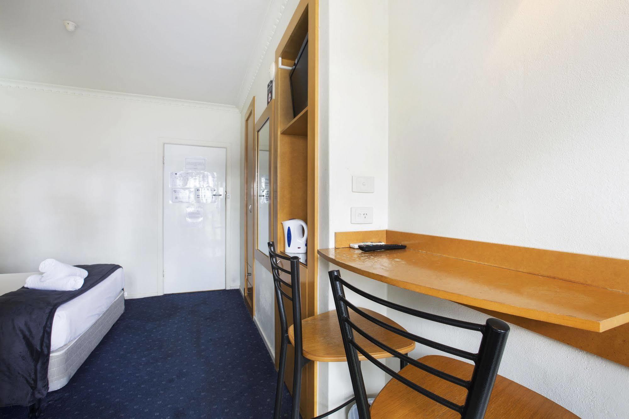 Nightcap At Skyways Hotel Melbourne Bagian luar foto