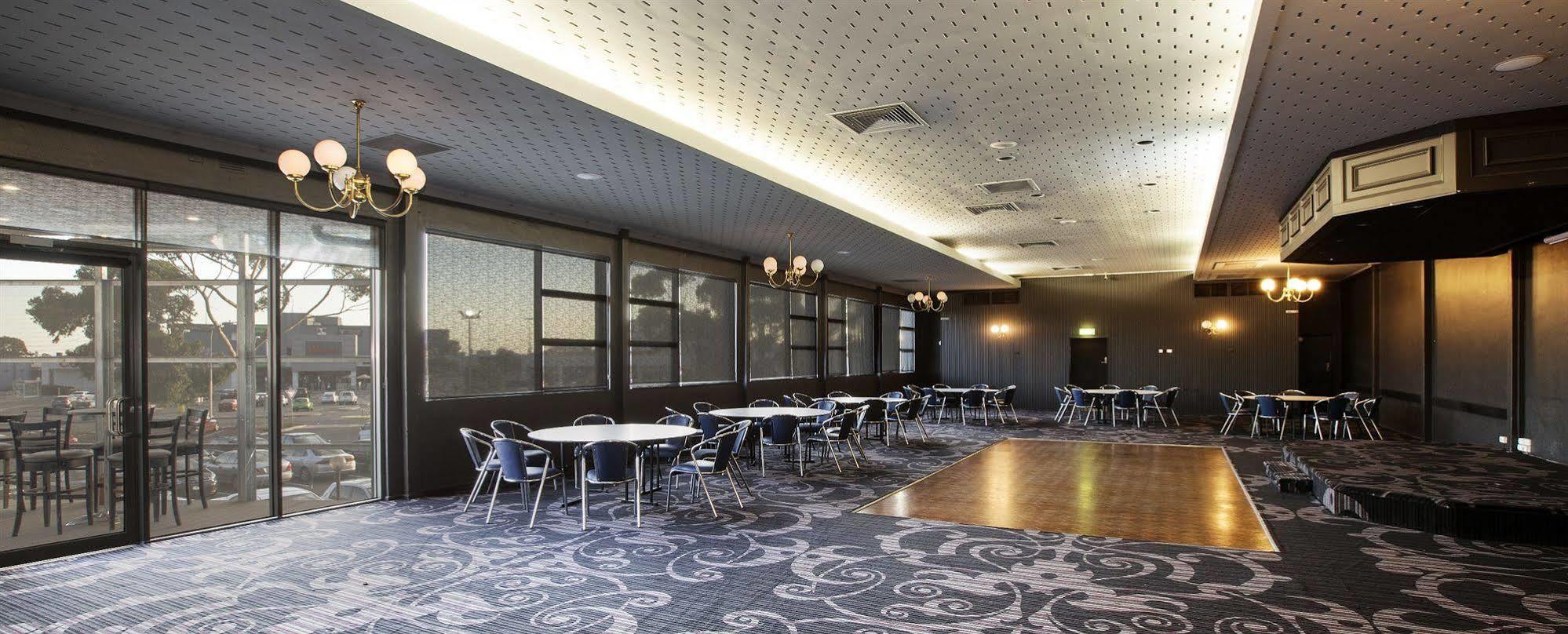 Nightcap At Skyways Hotel Melbourne Bagian luar foto